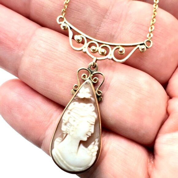 Antique Womens Necklace 18K Yellow Gold Cameo Pendant